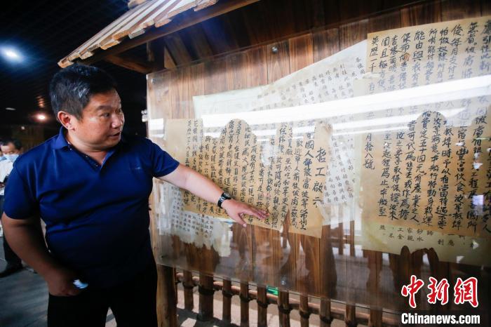 图为针对早期移民张贴的海外招工告示。讲解员说,其内容真假难辨,许多劳工因此上当受骗、乃至家破人亡。 王骏 摄