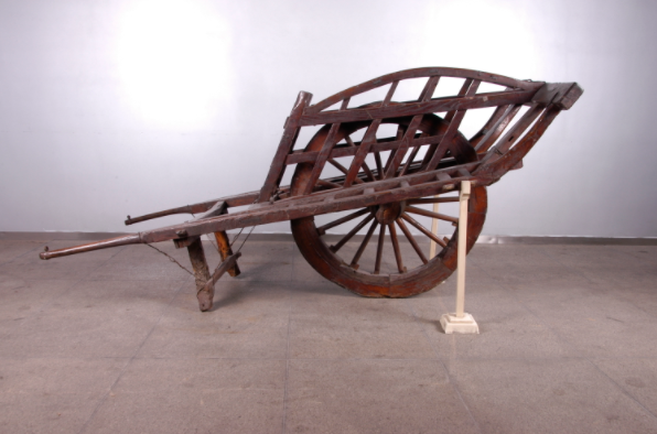 它就是淮海战役中人民群众支援前线时使用过的小推车