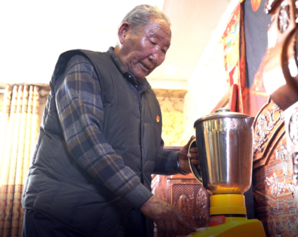 罗布多吉逐光而行见证光明