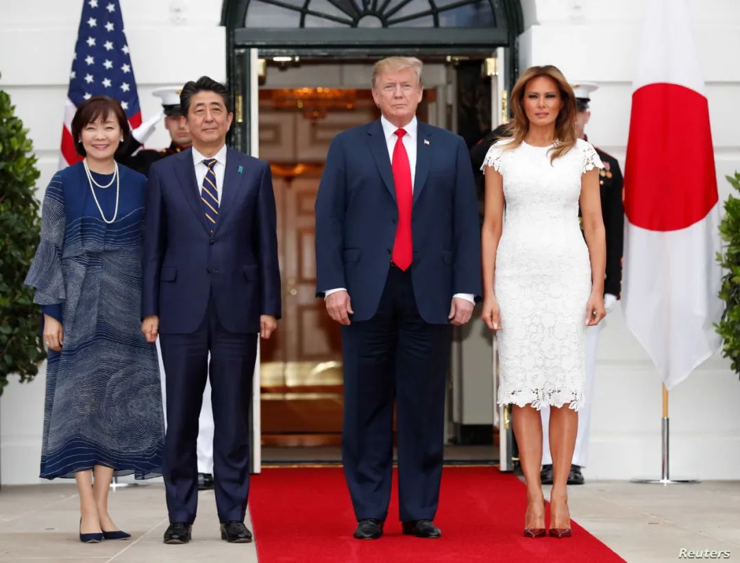 ▲ 2019年4月26日,时任日本首相安倍晋三携夫人出访美国。有趣的是,在合影环节,安倍晋三竟被特朗普挤出了红毯外。