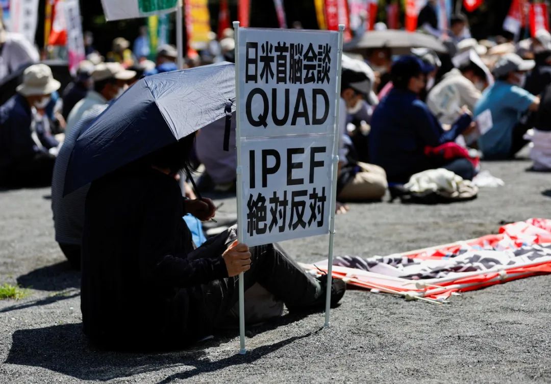 ▲ 2022年5月22日,日本民众在东京市举行抗议集会,打出反对日美首脑会谈、“四边机制”及“印太经济框架”的标语。