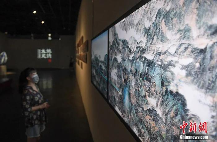 杭州展出的《大地史诗——中国大运河主题艺术展》吸引参观者。王刚摄