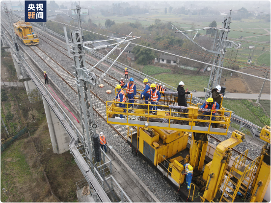 成兰铁路成川段全线接触线开架工程进入攻坚阶段