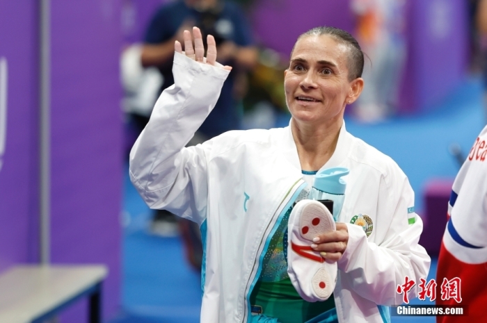 丘索维金娜在赛后向观众致意。<a target='_blank' href='/'>中新社</a>记者富田摄