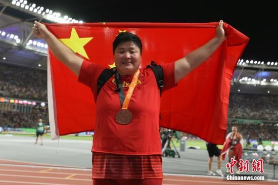 资料图：当地时间8月26日，2023世界田径锦标赛女子铅球决赛在匈牙利布达佩斯举行。中国队选手巩立姣以19米69获得铜牌。中新社记者蒋启明摄
