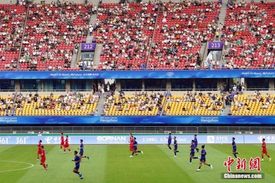 资料图：9月24日，杭州第19届亚洲运动会足球男子F组第三轮比赛在金华体育中心开赛，中国台北队对战吉尔吉斯斯坦队。中新社记者董易鑫摄