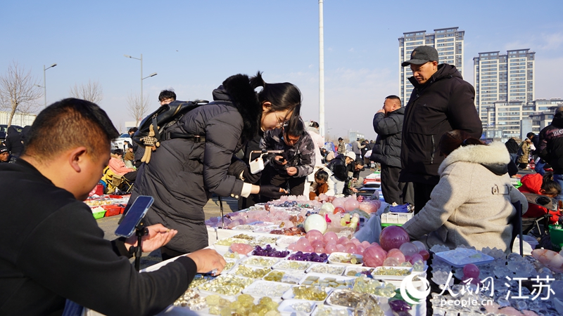 水晶大集上活跃着不少跨境电商博主。人民网张瀚天摄