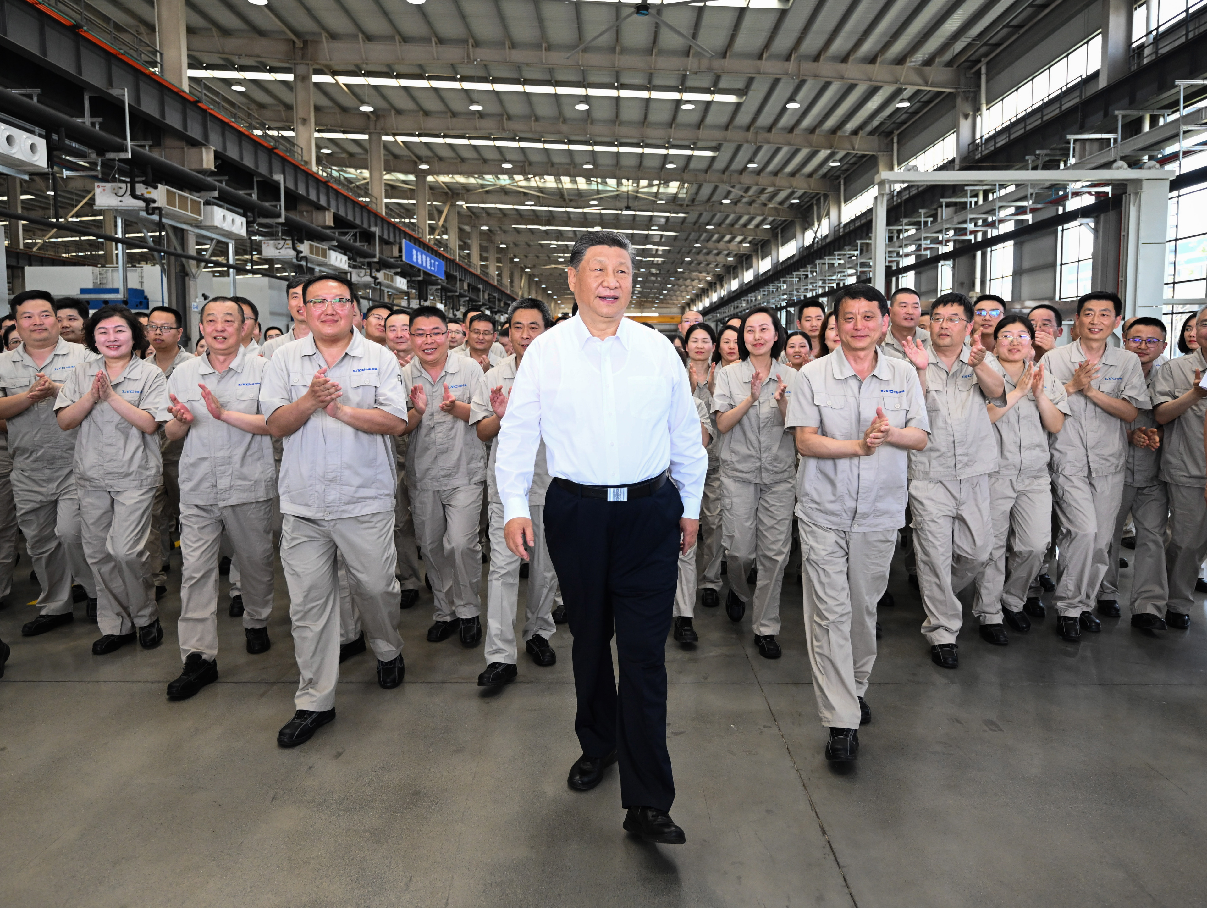 月19日至20日,中共中央总书记、国家主席、中央军委主席习近平在河南考察。这是19日下午,习近平在洛阳轴承集团股份有限公司智能工厂考察时,同企业职工在一起。新华社记者燕雁摄
