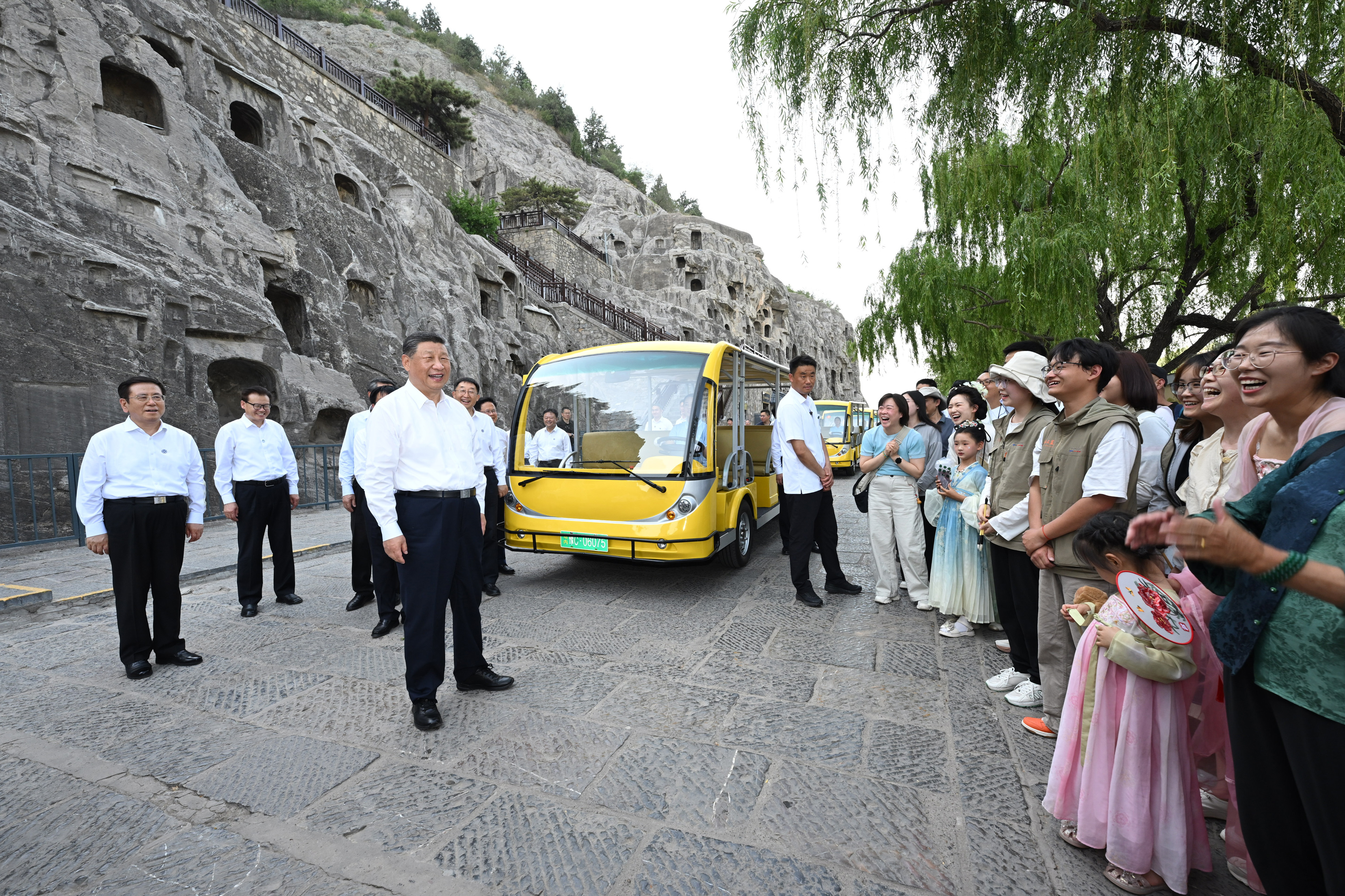 5月19日至20日,中共中央总书记、国家主席、中央军委主席习近平在河南考察。这是19日下午,习近平在洛阳龙门石窟考察时,同游客亲切交流。新华社记者谢环驰摄