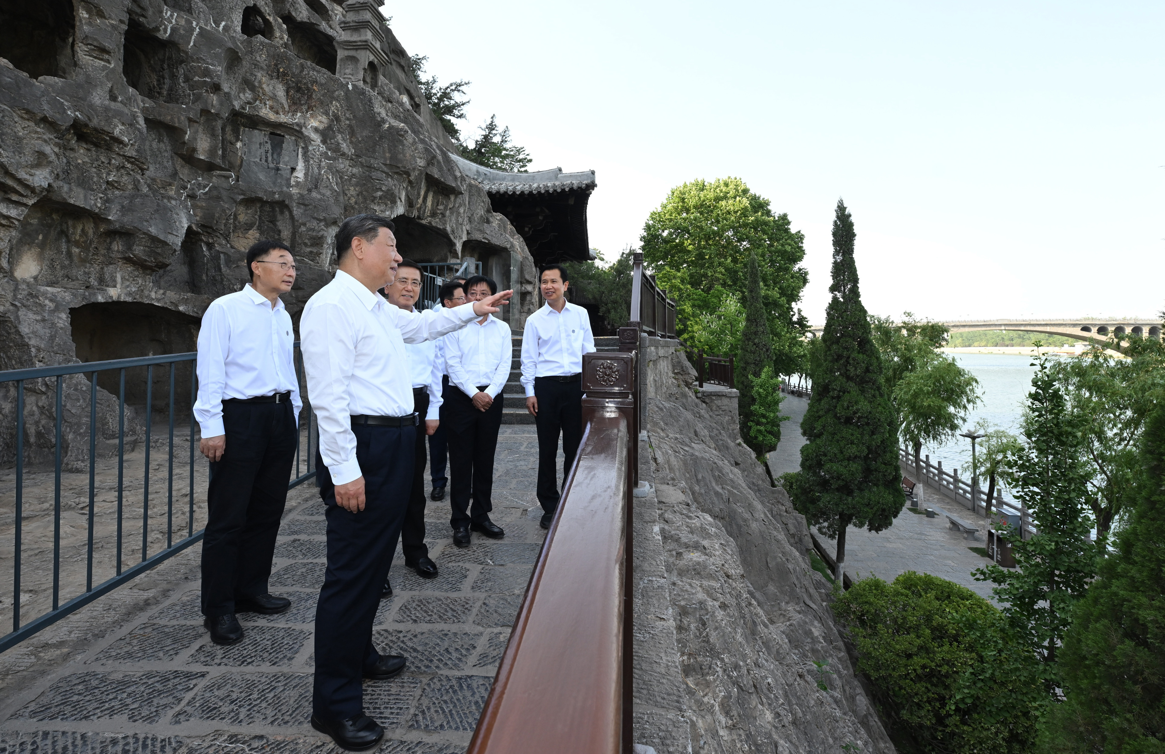 5月19日至20日,中共中央总书记、国家主席、中央军委主席习近平在河南考察。这是19日下午,习近平在洛阳龙门石窟考察。新华社记者谢环驰摄