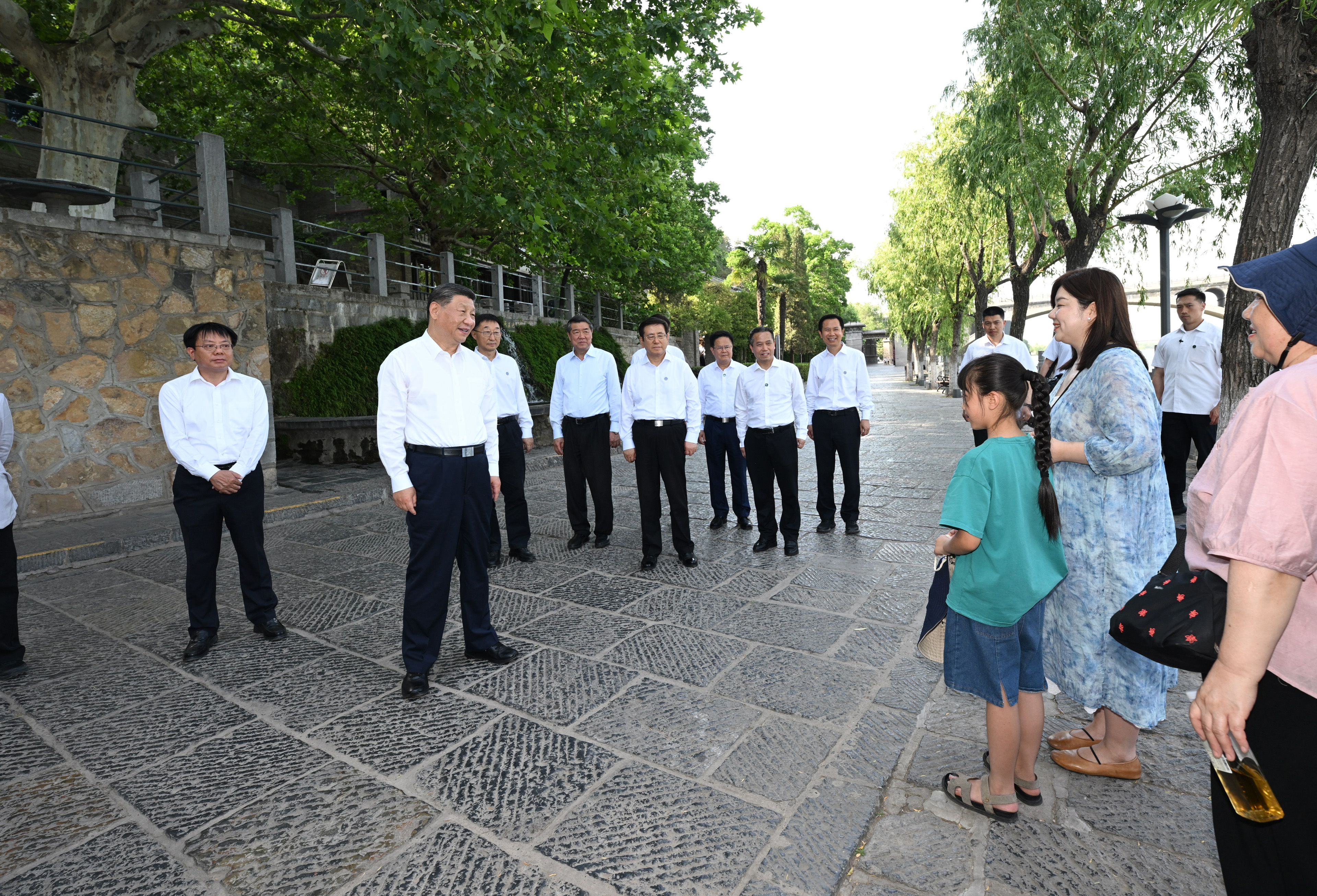 5月19日至20日,中共中央总书记、国家主席、中央军委主席习近平在河南考察。这是19日下午,习近平在洛阳龙门石窟考察时,同游客亲切交流。新华社记者谢环驰摄