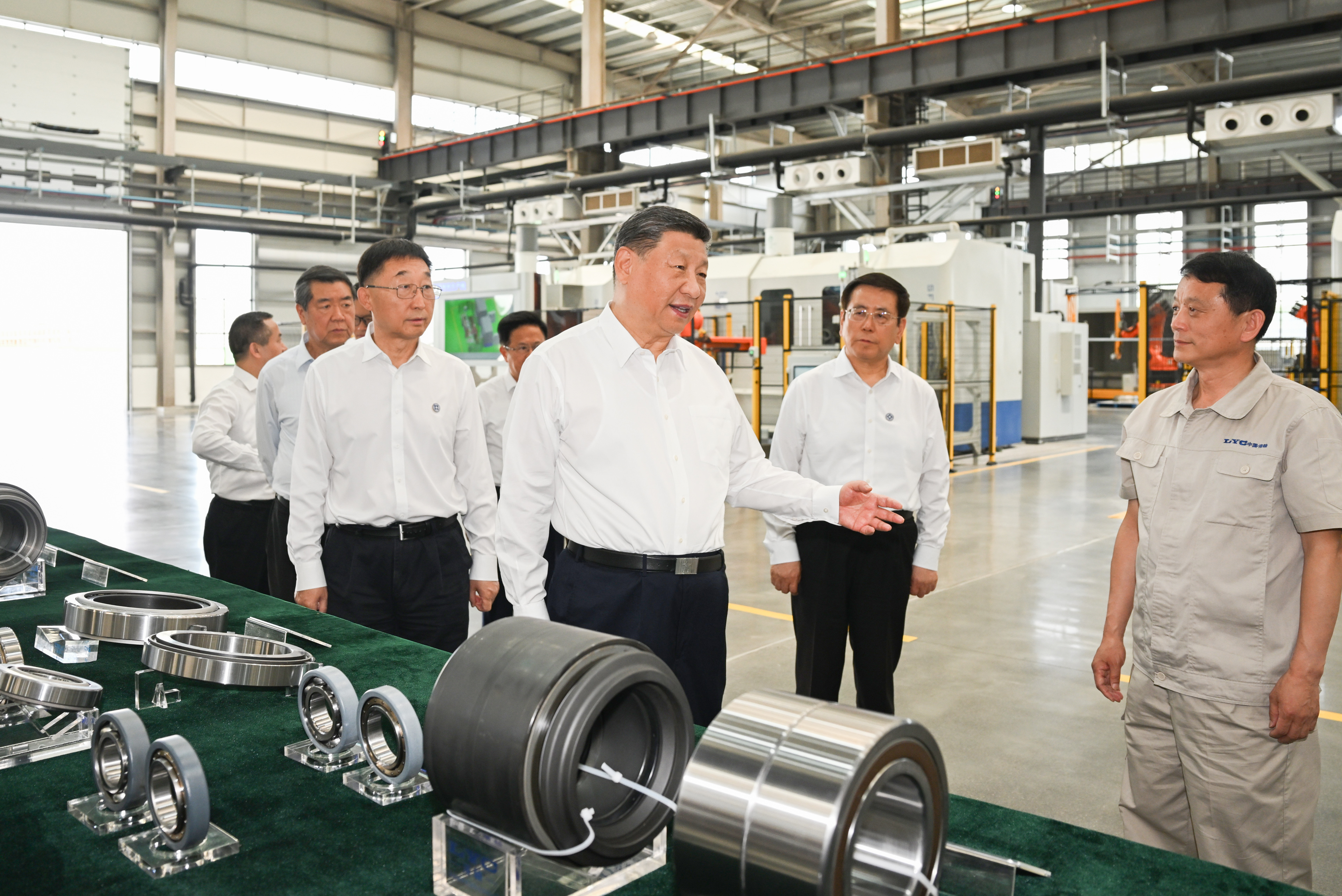 5月19日至20日,中共中央总书记、国家主席、中央军委主席习近平在河南考察。这是19日下午,习近平在洛阳轴承集团股份有限公司智能工厂考察。新华社记者谢环驰摄