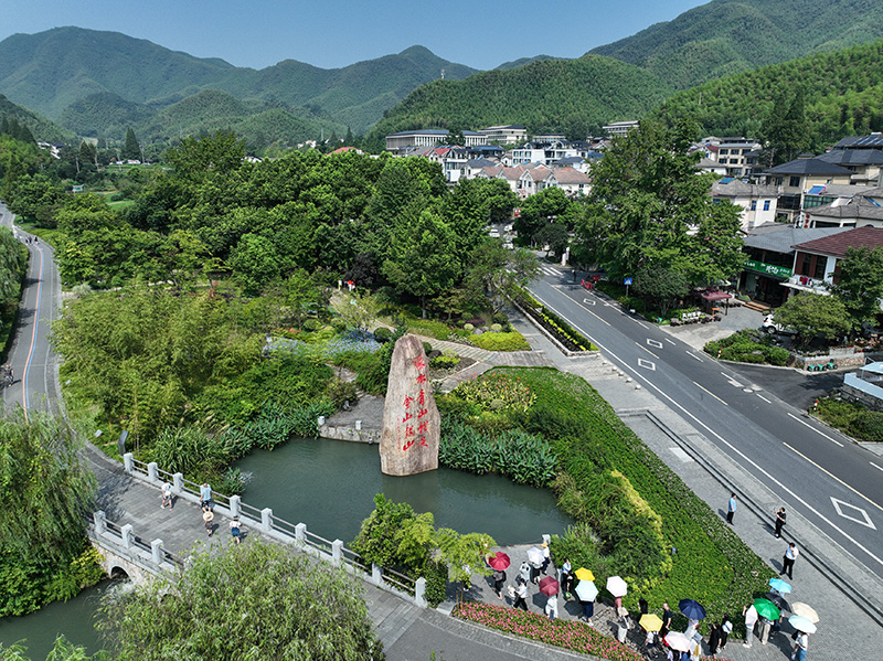 2023年8月11日,游客在浙江安吉余村参观。